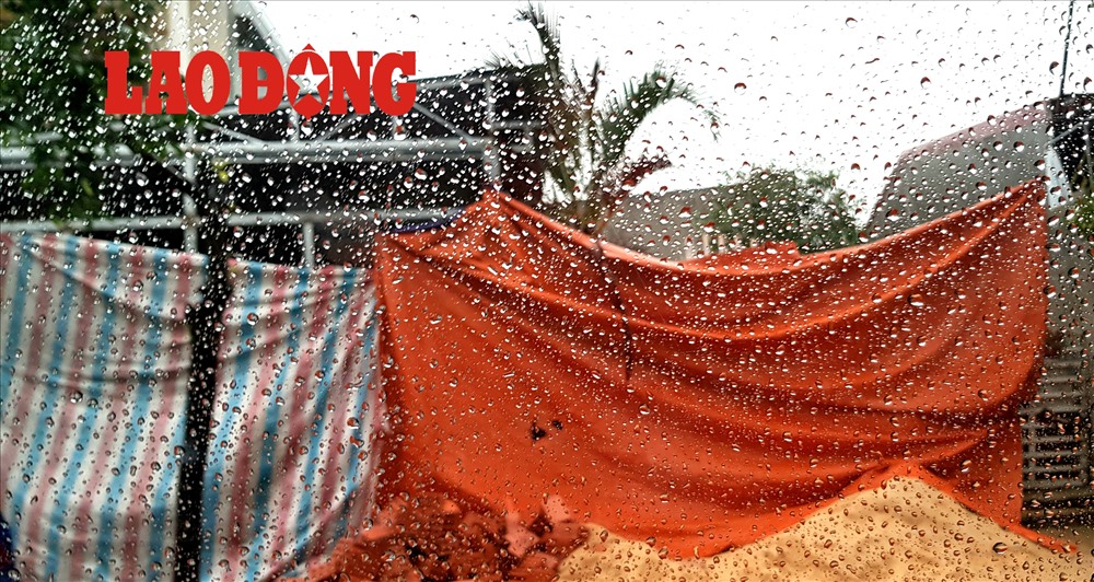 Khu vực nhà nơi phát hiện sự việc được che kín nhằm phục vụ việc khám nghiệm hiện trường. Ảnh: Lê Phi Long