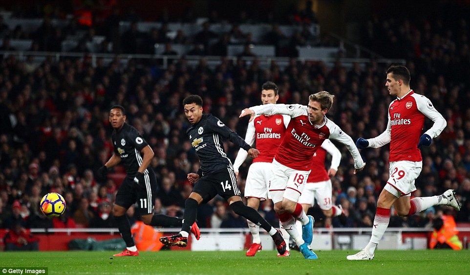 Pha lập công nâng tỷ số lên 2-0 của Lingard (số 14). Ảnh: Daily Mail.