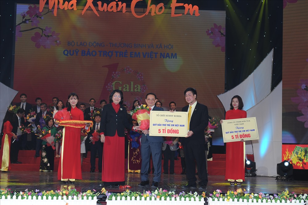 Đại diện tổ chức Sunny Korea trao biển tài trợ cho trẻ em thông qua Quỹ BTTEVN tại chương trình Mùa xuân cho em.