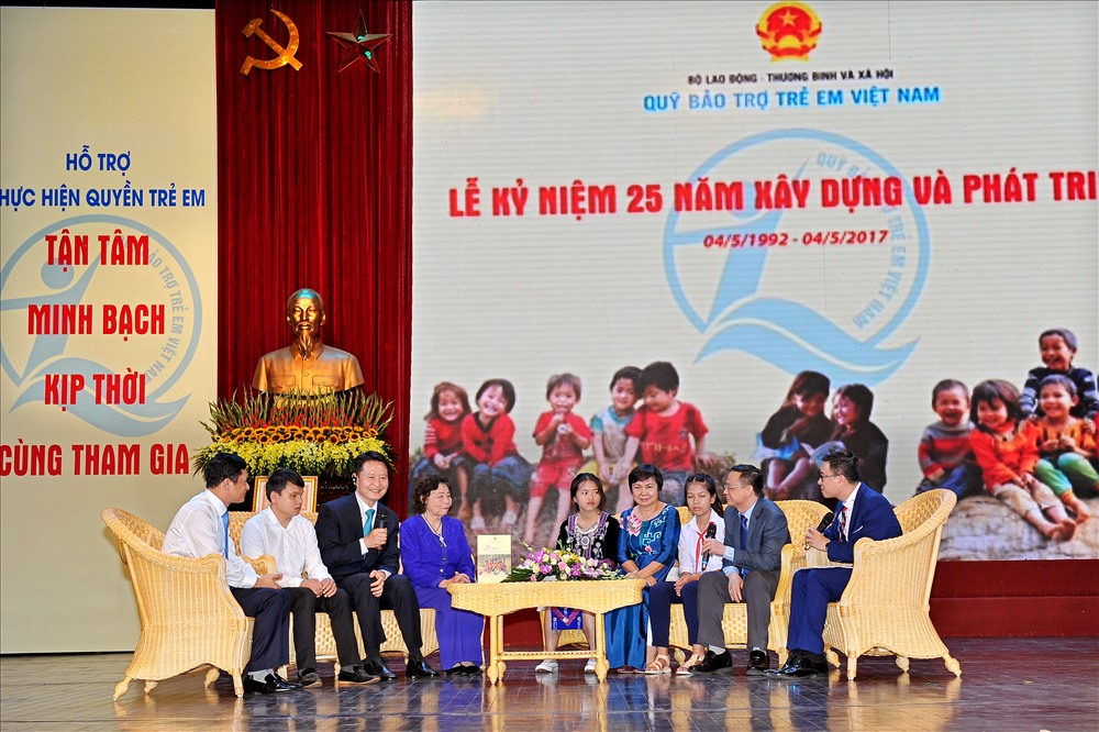 Ông Moon Young Kee - Chủ tịch Tổ chức Sunny Korea giao lưu cùng trẻ em và các nhà tài trợ tại Lễ kỷ niệm 25 năm thành lập Quỹ BTTEVN.