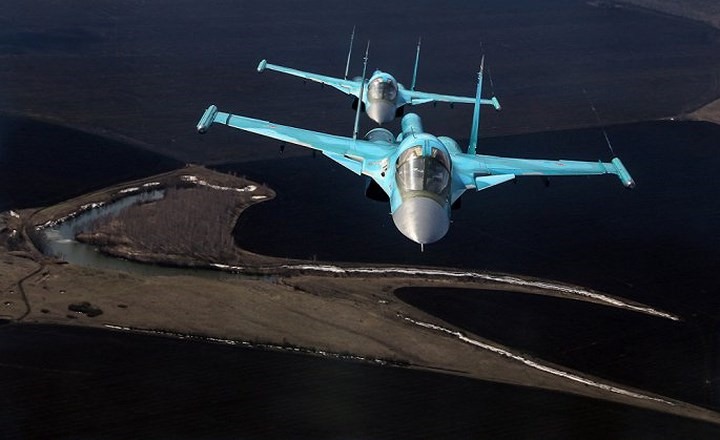Su-34 bay trên những cánh đồng ở vùng Voronezh.