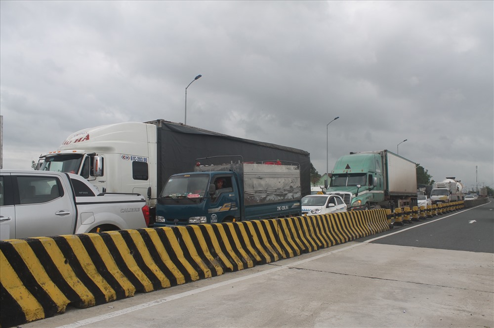 Các phương tiện ùn ứ khi cánh tài xế đưa tiền lẻ qua BOT Ninh An. Ảnh: Nhiệt Băng