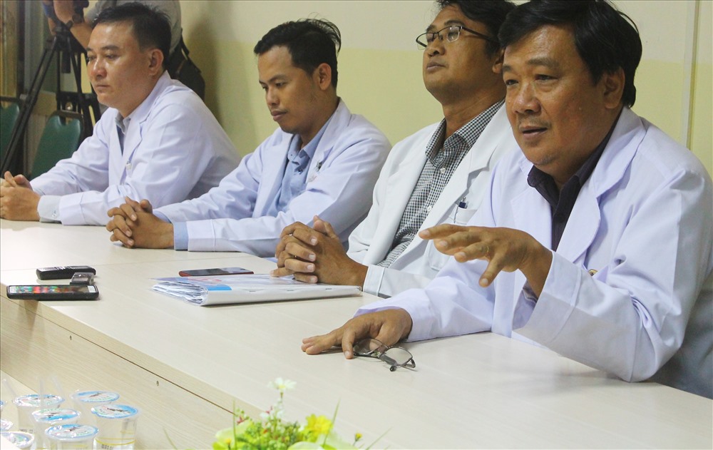 Đại diện các bác sĩ BV Trưng Vương cung cấp thông tin cho phóng viên Báo Lao Động