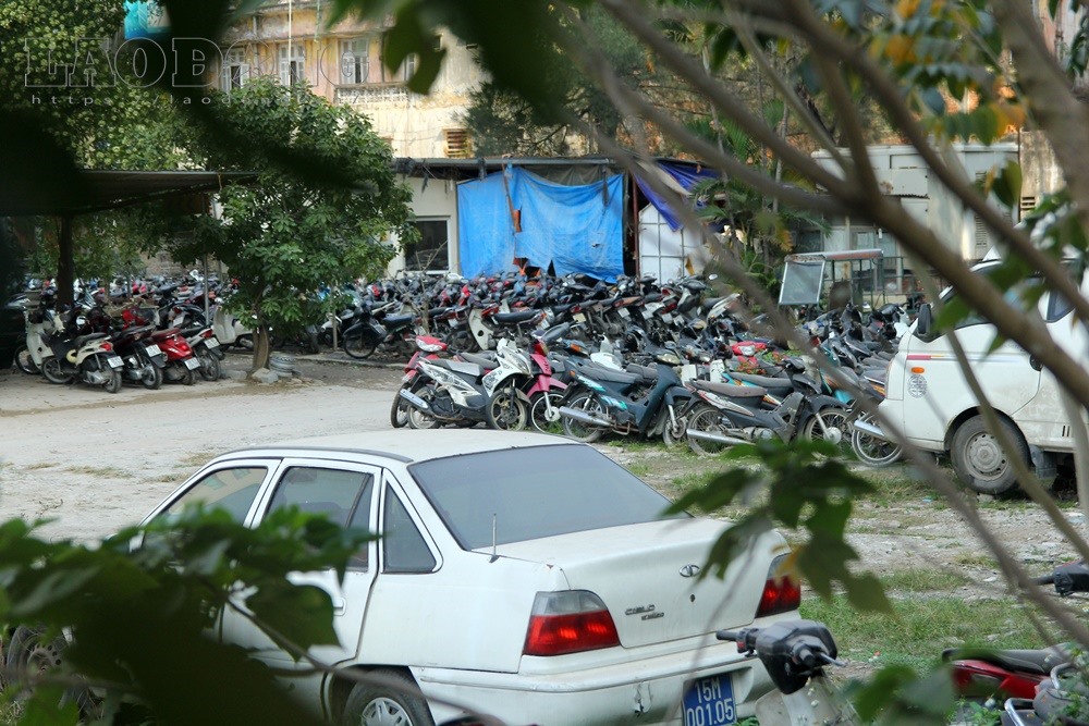 Xót xa hàng nghìn ôtô, xe máy nằm no mưa no nắng giữa lòng Hà Nội - Ảnh 4.