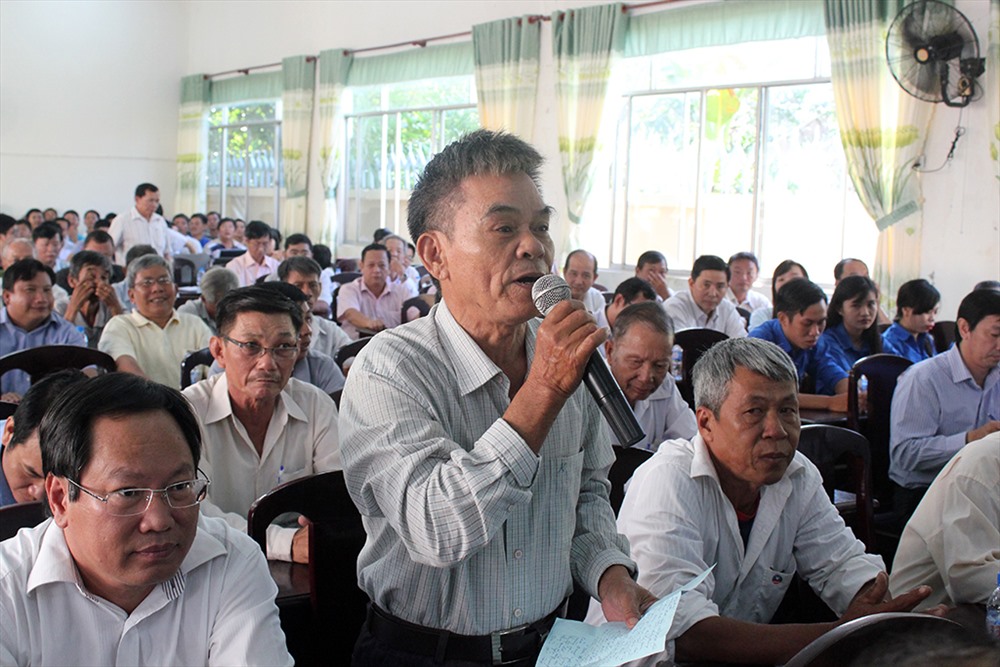Các cử tri trình bày ý kiến tại buổi tiếp xúc cử tri (ảnh: Tr.L)