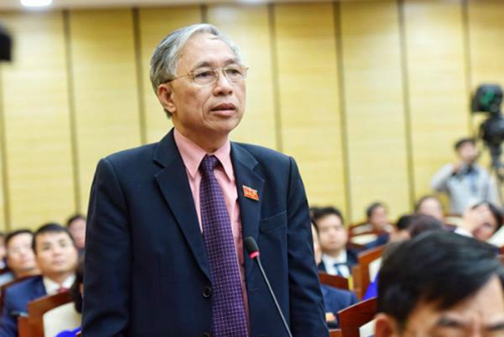 Đại biểu Nguyễn Huy Được đề nghị lắp barie trên vỉa hè. Ảnh: