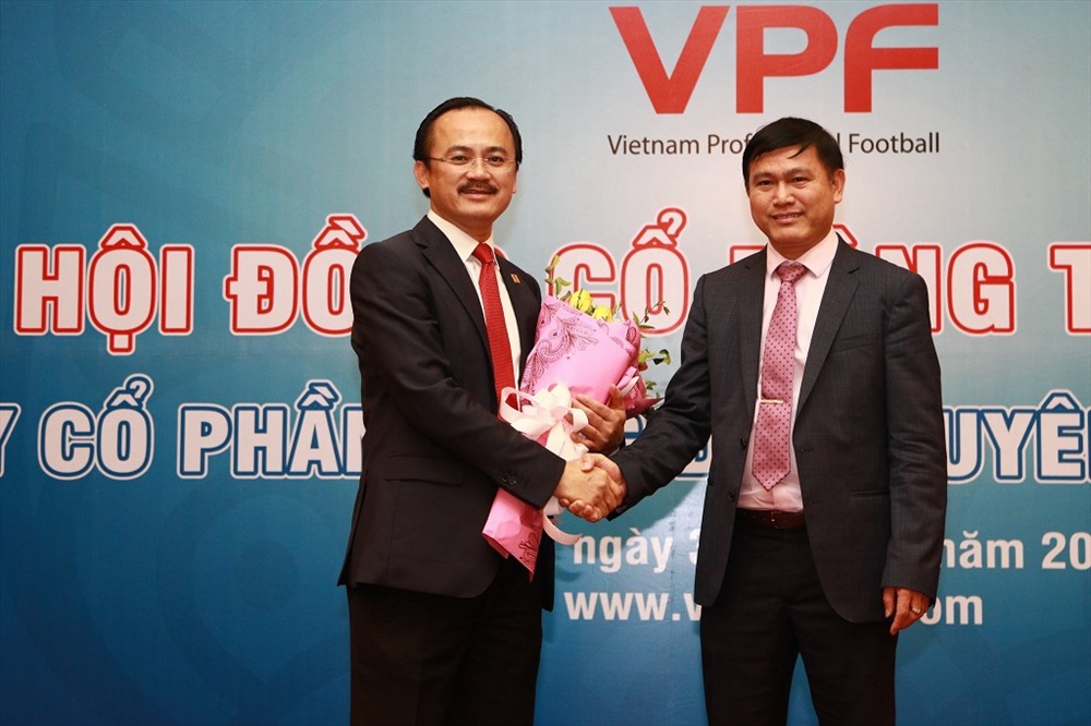 Ông Võ Quốc Thắng cùng tân chủ tịch HĐQT nhiệm kì 3 Trần Anh Tú.