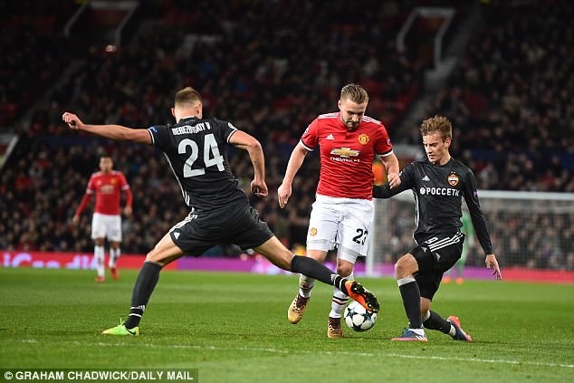 Shaw đã có màn trình diễn tốt trong trận gặp CSKA. Ảnh: Daily Mail.