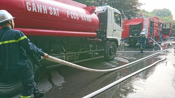 Lực lượng chức năng điều 5 xe chữa cháy và hàng chục chiến sĩ đến hiện trường.