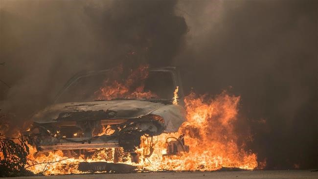 Ở chân núi San Gabriel, cách thành phố Los Angeles 72 km, 30 ngôi nhà bị cháy. Ảnh: EPA