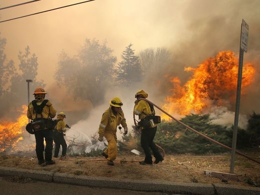 Thị trưởng Eric Garcetti cho biết, những cơn gió mạnh đã gây ra tình trạng nguy hiểm khiến hơn 150.000 người thuộc diện bắt buộc phải sơ tán. Ảnh: US Today