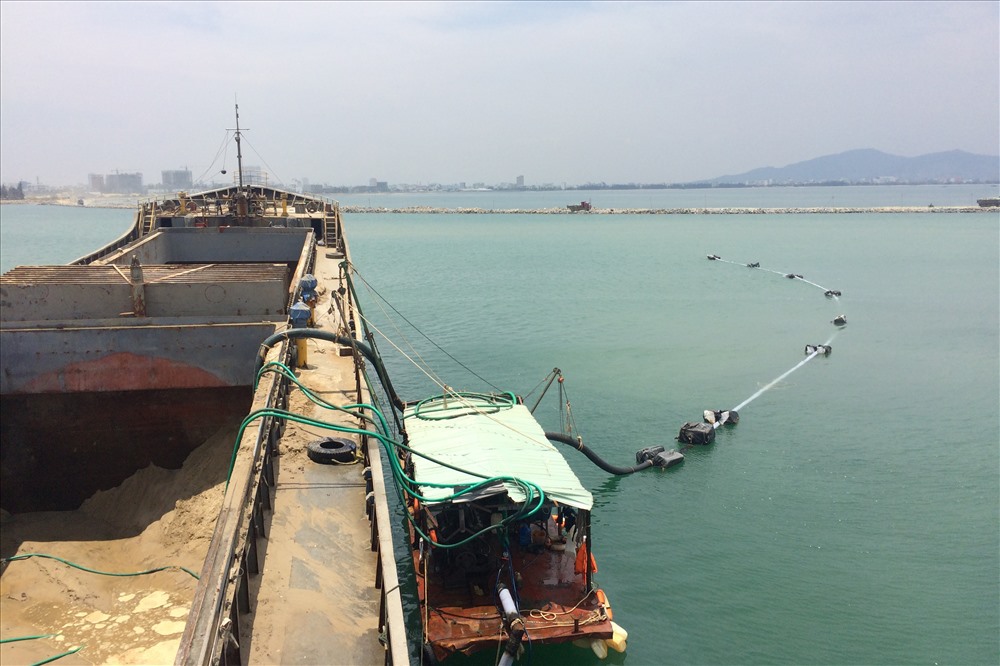 Dự án KĐT quốc tế Đa Phước được rao bán, chuyển nhượng sôi động dù vẫn đang đổ đất lấn biển để lấy mặt bằng xây dựng. Ảnh: Thanh Hải