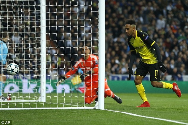 Bàn rút ngắn tỷ số xuống 1-2 của Aubameyang (áo vàng đen). Ảnh: AP.