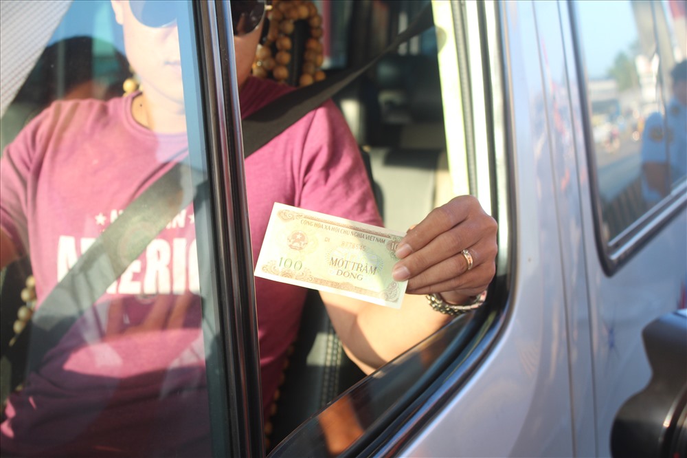 Tiền lẻ 100 đồng cũng xuất hiện ở trạm BOT quốc lộ 1 tuyến tránh Biên Hòa