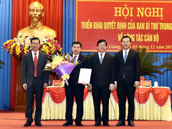 Phó ban Tổ chức Trung ương Hà Ban và Bí thư Tỉnh uỷ Hà Giang Triệu Tài Vinh; Bí Thư thứ Nhất Trung ương Đoàn TNCS Hồ Chí Minh trao Quyết định và chúc mừng đồng chí Nguyễn Mạnh Dũng.