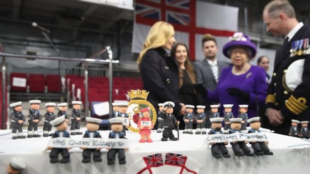 Nữ Hoàng Elizabeth II lên tàu mang tên bà dự lễ đưa chiếc hàng không mẫu hạm lớn nhất của Hải quân Anh vào hoạt động. Ảnh: BBC