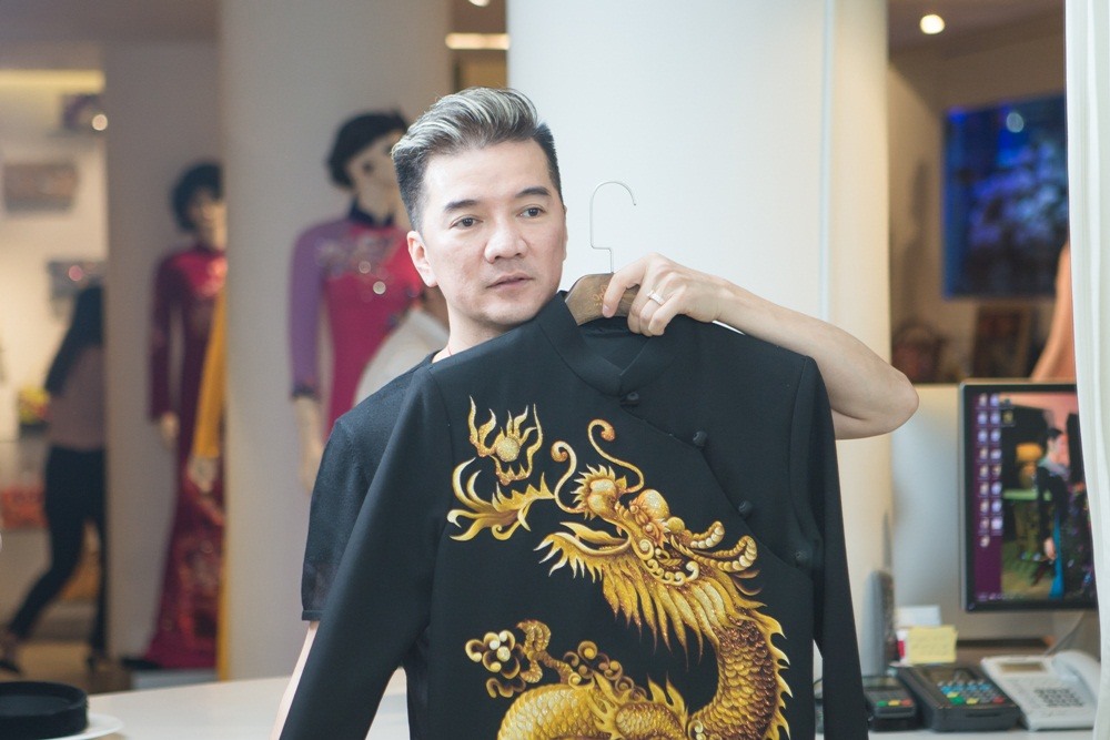 Trong buổi thử trang phục tối qua, Đàm Vĩnh Hưng hào hứng với bộ trang phục được thiết kế đặc biệt cho anh.