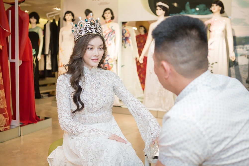 Trong khi đó, chiếc áo dài dành cho Lý Nhã Kỳ cũng được chọn lọc bởi nhiều chất liệu ren tơ mỏng, được kết đính.