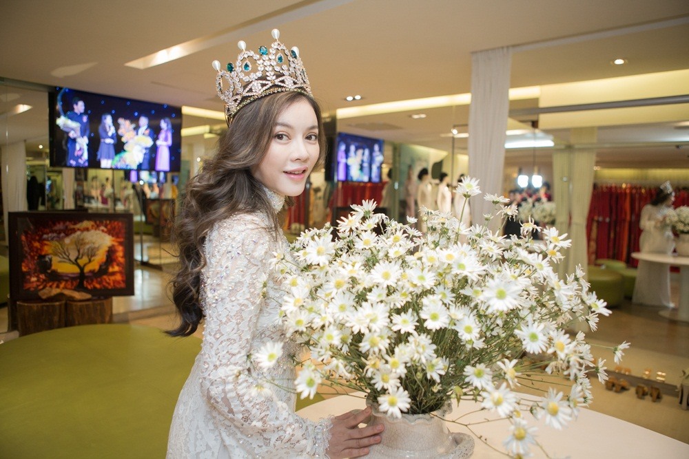 “Kỳ thật sự bất ngờ khi biết rằng toàn bộ bộ sưu tập lần này, trong đó có bộ áo dài của Kỳ, được các nghệ nhân may, thêu, đính đá hoàn toàn bằng tay“, cô cho biết.