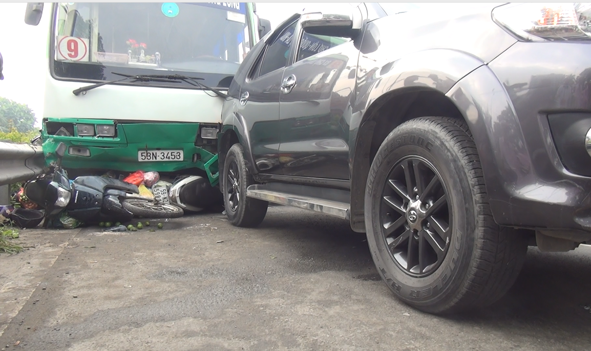 Sau khi cuốn 6 xe máy vào gầm, xe buýt tông tiếp vào xe 7 chỗ rồi mới dừng lại. Ảnh: T.S