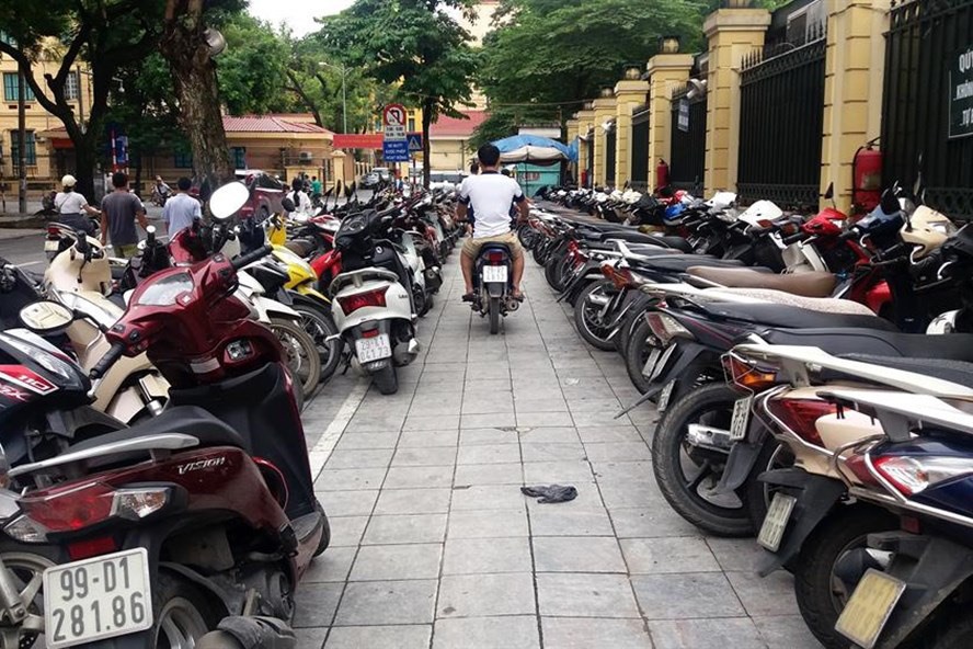 Bãi gửi xe tự phát trên đường Ngô Quyền hiện thu 10.000 đồng/xe máy. Ảnh: CTV