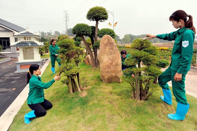 Công nhân chăm sóc một góc nghĩa trang An Lạc Viên.
