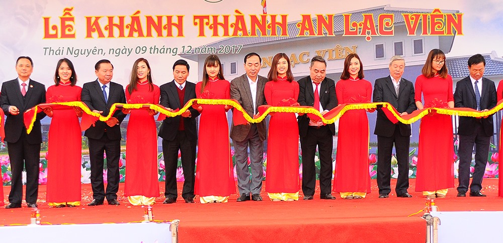 Bí thư Tỉnh ủy Thái Nguyên Trần Quốc Tỏ cùng lãnh đạo tỉnh Thái Nguyên, lãnh đạo Indevco cắt băng khánh thành giai đoạn 1 nghĩa trang An Lạc Viên.