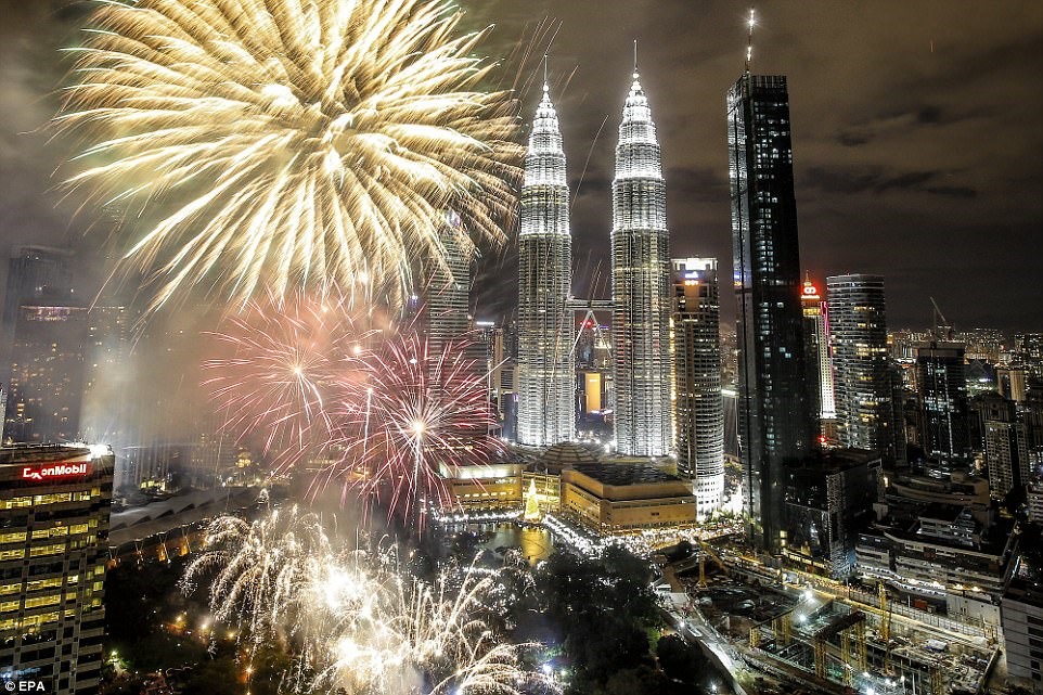 Tháp đôi Petronas của Malaysia là điểm nhấn của màn pháo hoa, với những người được chọn để xem màn hình tại một số điểm thuận lợi trên thành phố, bao gồm cả Taman Tasik Titiwangsa, vì nó cho người xem không cản trở quan điểm của pháo hoa nhìn ra hồ