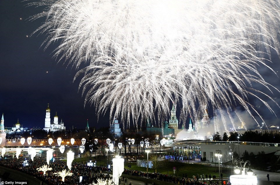 Hàng ngàn người tập trung trên đường phố thủ đô của Nga ngắm pháo hoa. Pháo hoa thắp sáng bầu trời từ cầu Bolshoy Kamenny nơi Quảng trường Đỏ và Cung điện Kremlin được nhìn thấy trên nền trong lễ mừng năm mới. 