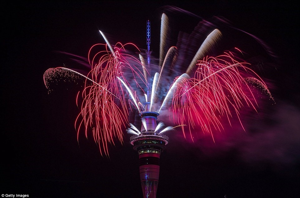 New Zealand khởi động các lễ kỷ niệm trên toàn thế giới vào đầu năm 2018 khi hơn 3.000 pháo hoa đã được phóng lên bầu trời phía trên Auckland như là đồng hồ đã đánh vào nửa đêm Sky Tower là trọng tâm của lễ kỷ niệm ở Auckland (ảnh), trong khi màn trình diễn pháo hoa cũng đã diễn ra ở Wellington, Christchurch và Dunedin