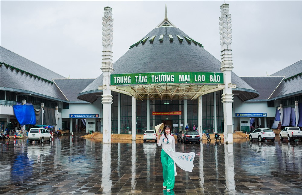 Khu thương mại Lao Bảo, huyện Hướng Hóa.