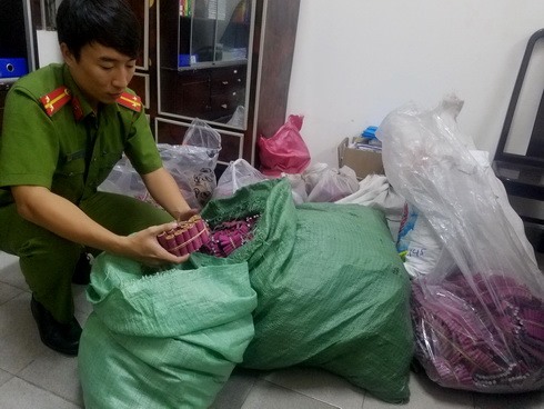 130kg pháo được phát hiện khi hàng xóm tình cờ trèo kên trần nhà kiểm tra dây điện. Ảnh: P.L