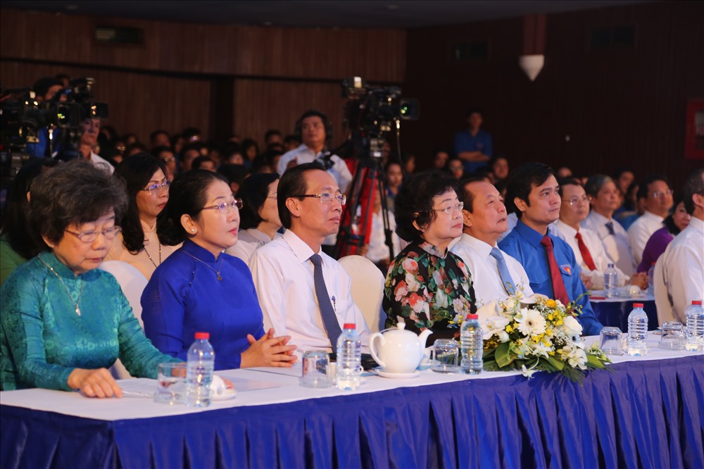 Các lãnh đạo đến dự buổi lễ