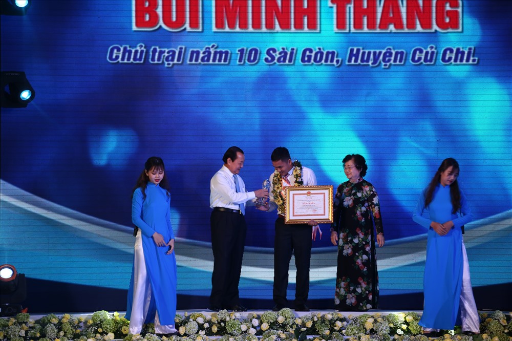 Trao bằng khen cho Bùi Minh Thắng