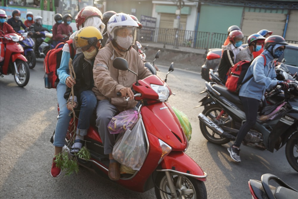 Nhiều người mang theo những sản vật từ quê lên lại Sài Gòn.