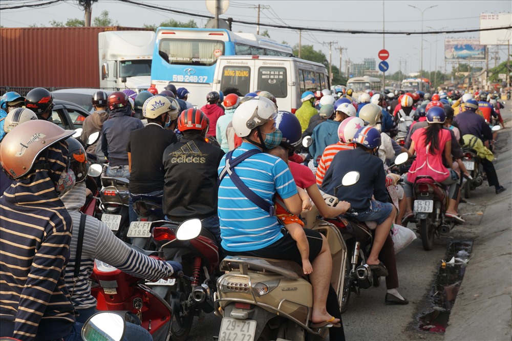 QL1 (đoạn qua huyện Bình Chánh, TPHCM) mật độ xe khá đông nhưng không xảy ra ùn tắc.