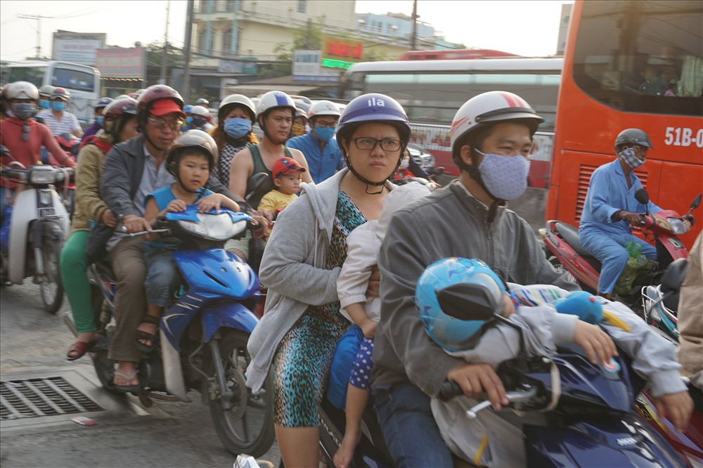 Có nhiều em nhỏ ngủ thiếp trên xe sau hành trình mệt mỏi.