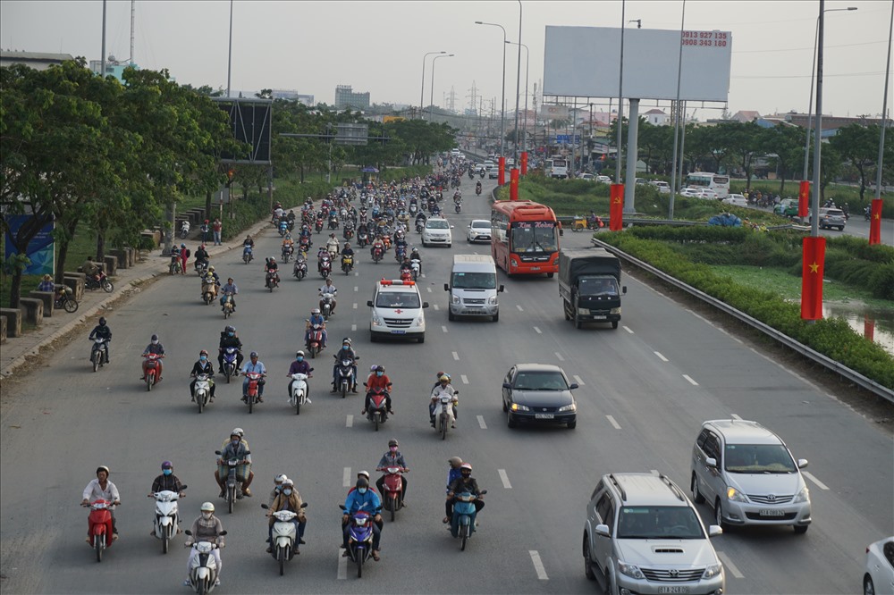 Tại cửa ngõ phía Tây, tuy lượng người đổ về đông nhưng giao thông vẫn thông suốt.