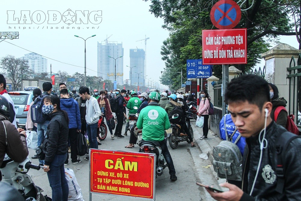 Nhiều khu vực mặc dù có biển cấm dừng đỗ nhưng các phương tiện vẫn tràn lan trên đường.