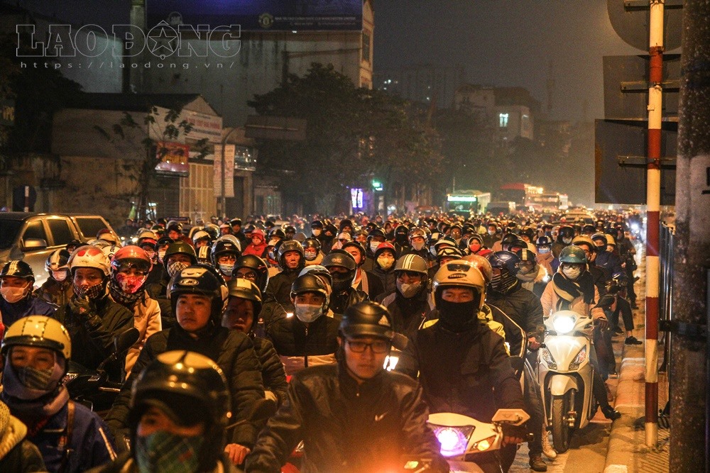 Ghi nhận vào lúc 17 giờ ngày 2/1, tại cửa ngõ phía Đông, khu vực trước cổng khu du lịch Suối Tiên (quận 9), ngã tư Vũng Tàu (Đồng Nai)… hàng ngàn người dân đã theo Quốc lộ 1 đổ về Thành phố Hồ Chí Minhsau kỳ nghỉ lễ Tết Dương lịch.