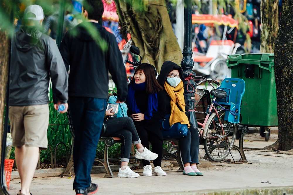Nhiều người dù đã trang bị áo ấm nhưng vẫn không tránh khỏi cái lạnh “cắt da cắt thịt“.