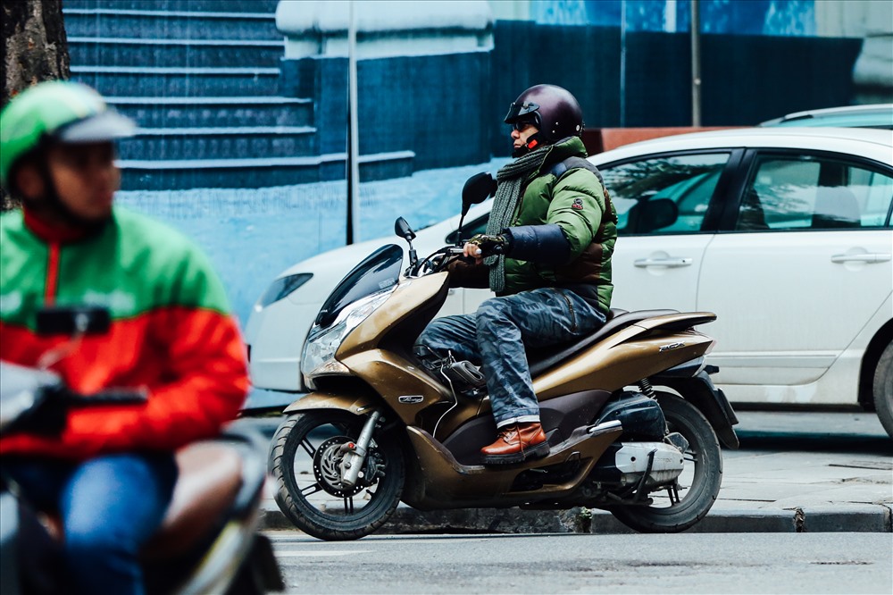 Nhiệt độ giảm mạnh khiến cuộc sống của người dân Thủ đô bị đảo lộn nghiêm trọng. Trên nhiều tuyến phố, gió lớn đã gây khó khăn trong việc di chuyển của người dân.