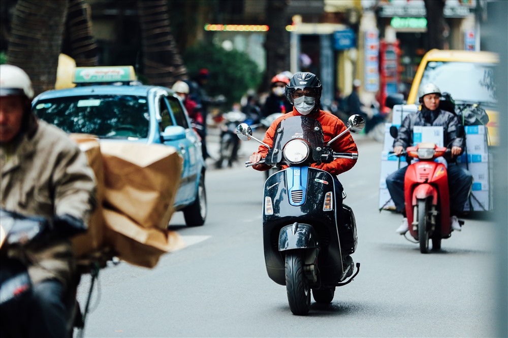 Áo khoác, khăn quàng, khẩu trang hay bất kì phục trang nào đó thể che chắn giữ ấm đểu được tích cực sử dụng.