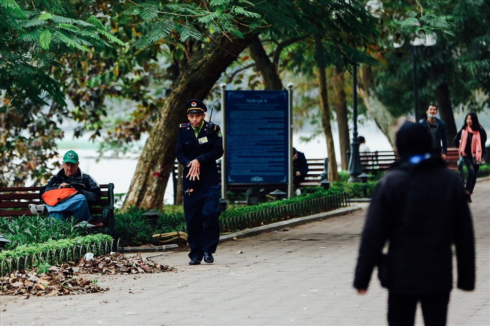 Nhiều người phải tự làm ấm cơ thể.