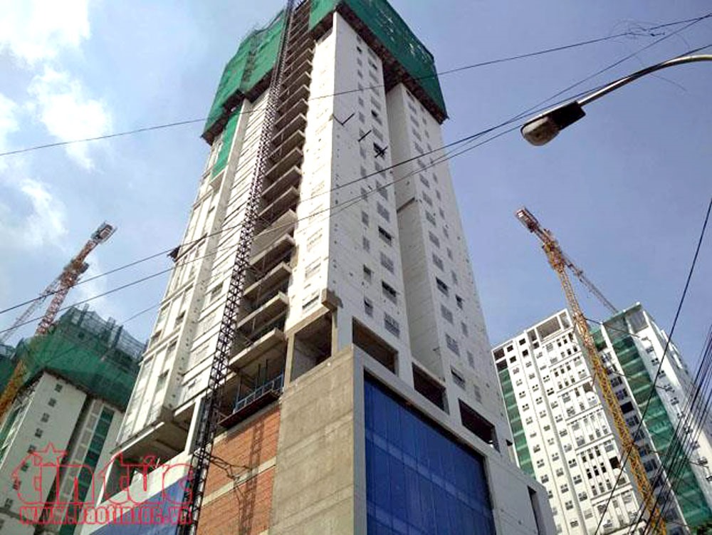 Công trình xây dựng gây bất an cho người dân và người đi đường.