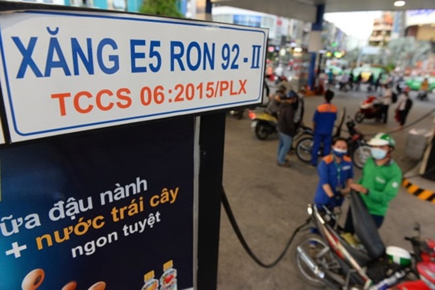 Xăng E5 được triển khai đại trà. Ảnh: Zing