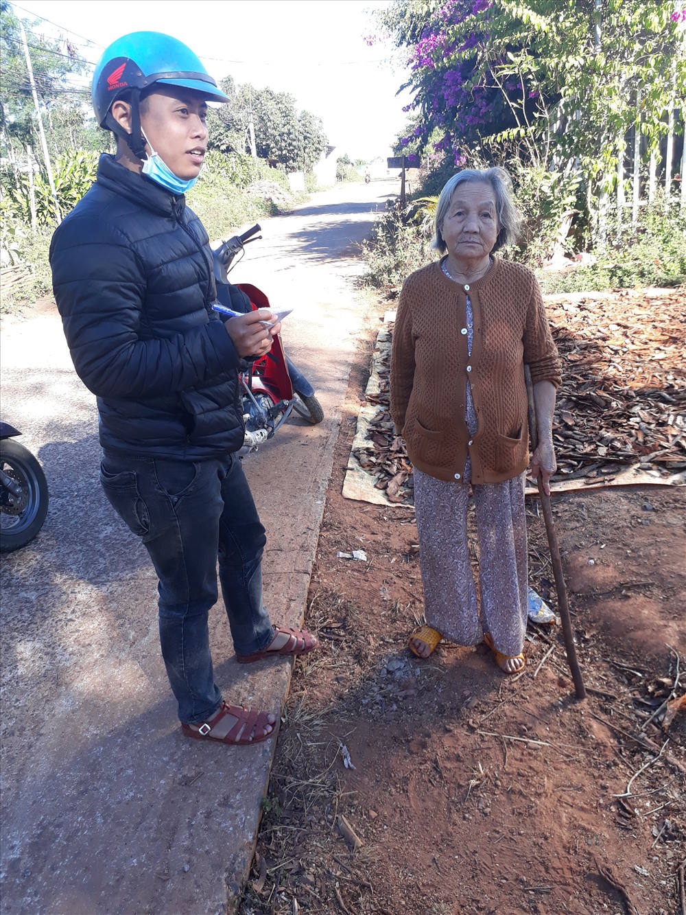 Cụ Cù Thị Vinh vẫn còn hốt hoảng sau vụ nổ. Ảnh Đ.V