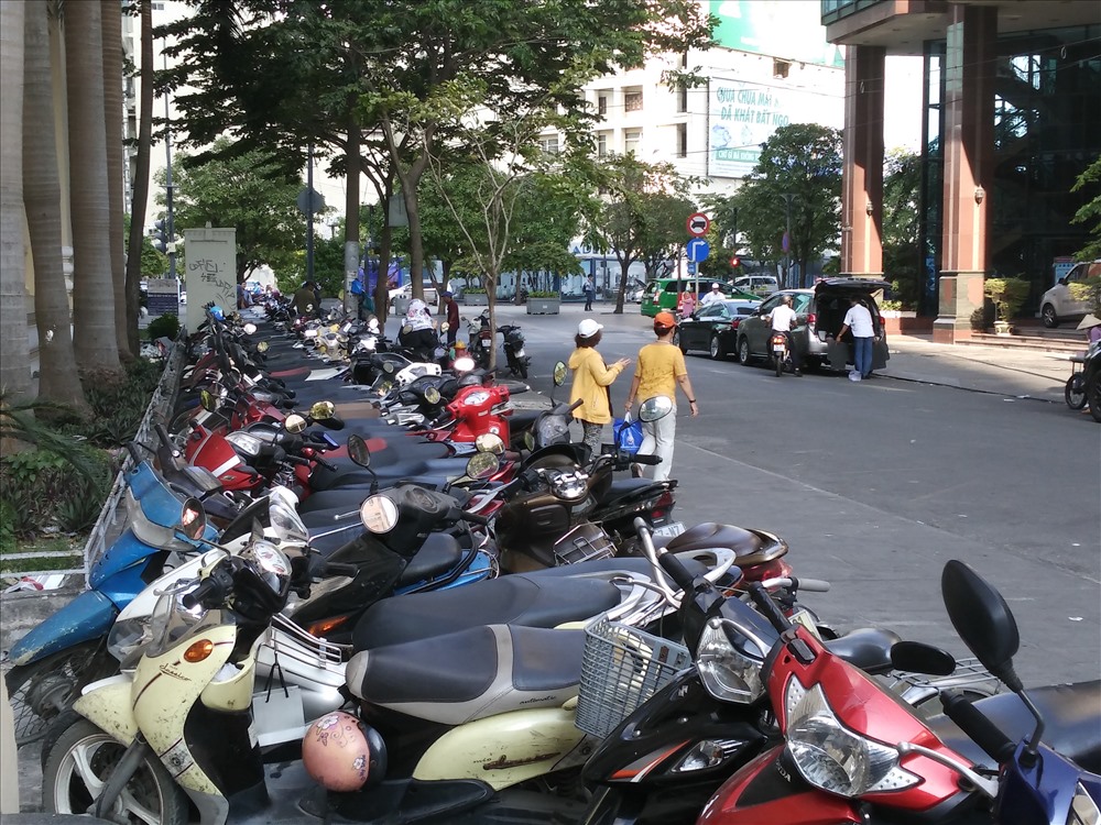 Nhiều bãi giữ xe nằm các vị trí vỉa hè ở trung tâm quận 1 do các phòng, ban của UBND quận 1 đã và đang đứng tên.