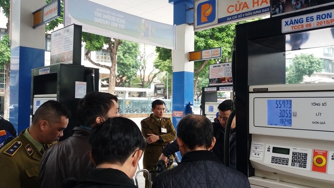 Lực lượng liên ngành sử dụng loại bình 20 lít và 5 lít để thử nghiệm.