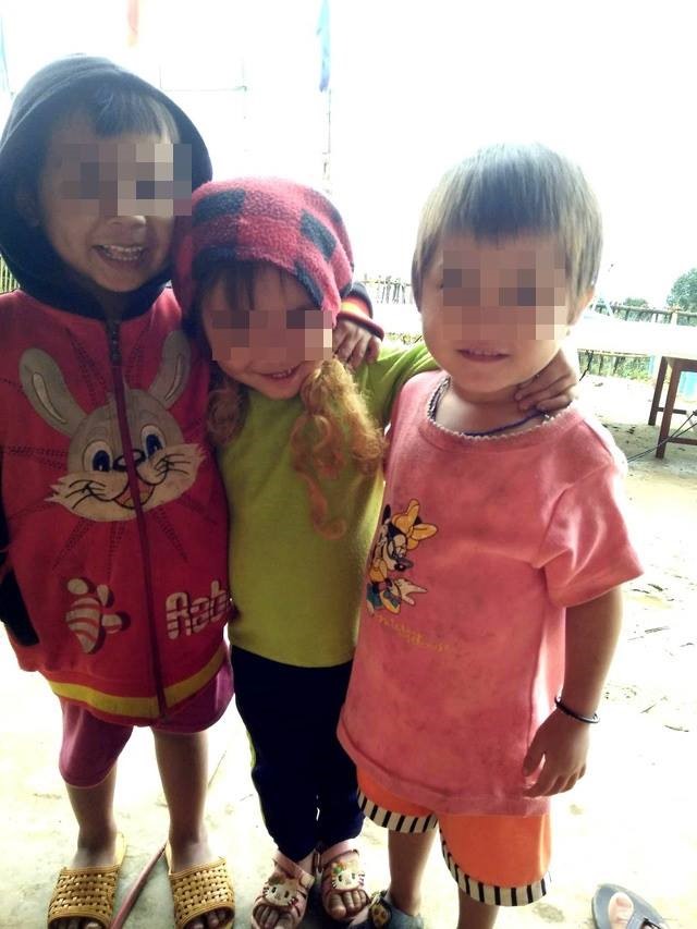 Các em học sinh trong những manh áo mỏng.